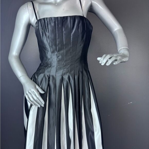 ‼️SALE‼️ BCBG MaxAzria Black/White Pleated Dress - Picture 4 of 8